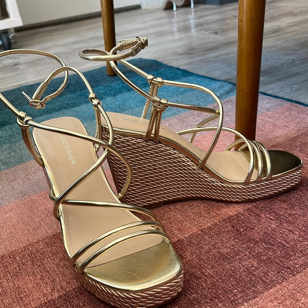 NWOT Marc Fisher scrappy gold platforms, size 9.5 M